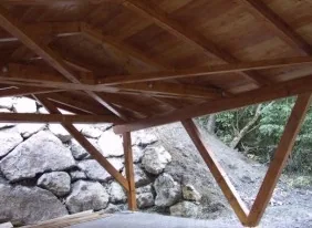 Holzkonstruktion eines Carport-Daches von unten