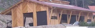 Rinderstall in Holzbauweise mit Lärchenschalung