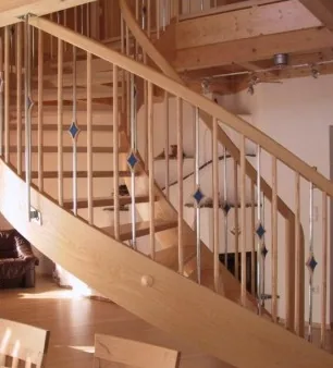 Gewendelte Holzstiege mit Geländer