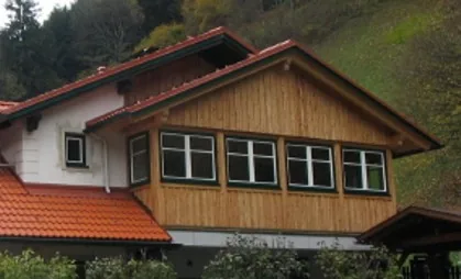 Zubau mit Lärchenschalung und durchgehendem Fensterband