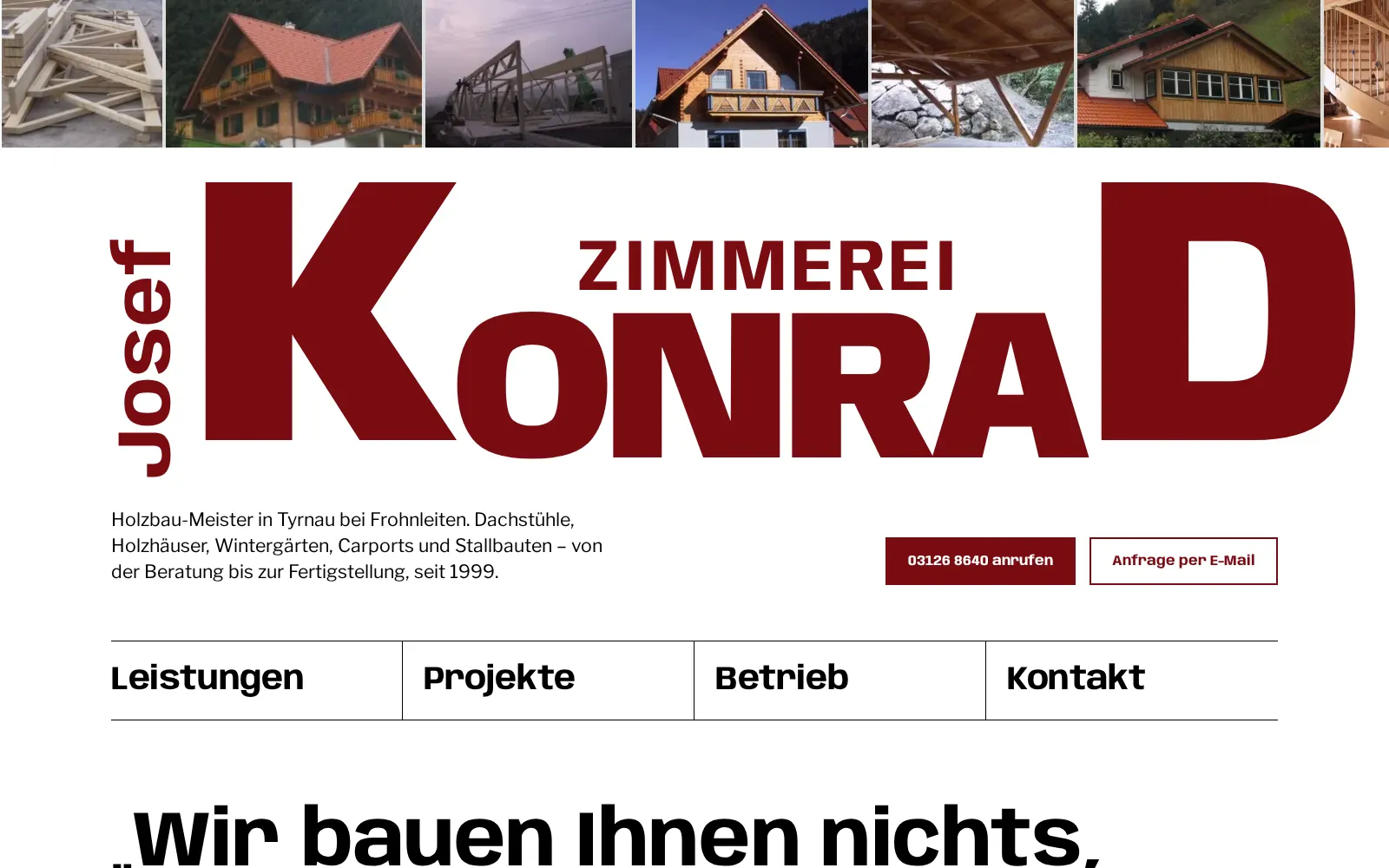 Vorschau Entwurf 1: große bordeauxrote Wortmarke KONRAD unter einer Leiste mit Baustellenfotos